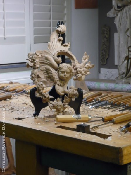  Een Rococo ornament in hout gesneden