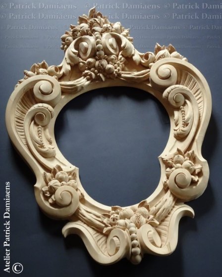 Een in Barok-stijl gesneden houten spiegel | Spiegel in cartouche