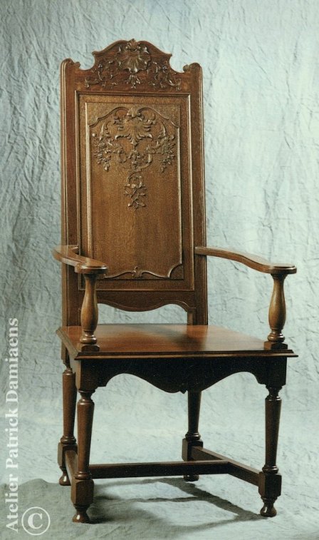 Een Luikse fauteuil de Herve, met Luikse Lodewijk XIV ornamenten