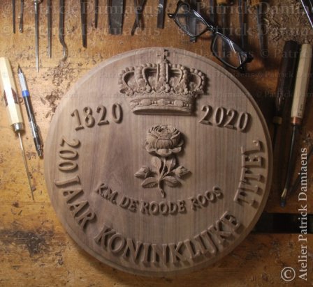 Een medaille in hout gesneden | Herdenkingsmedaille in hout maken