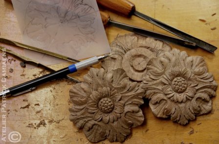 Een rozet in hout gesneden | Classicistisch ornament