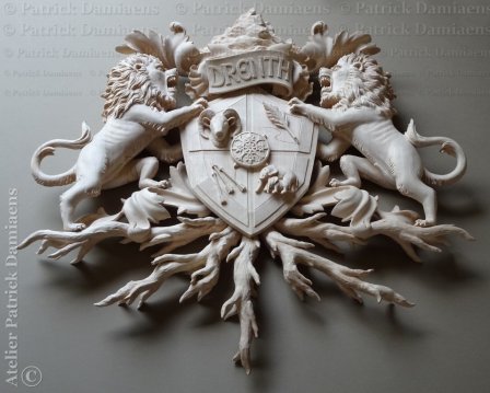 Familie logo-embleem in hout uitgevoerd | heraldisch houtsnijwerk