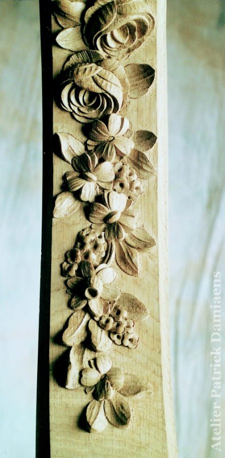 gebeeldhouwde trapkolom | ornamenten en snijwerk