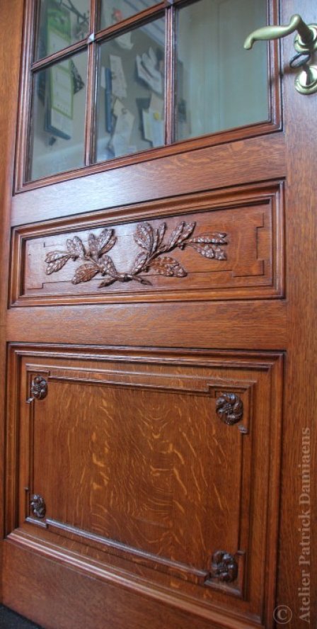 Handgemaakte ornamenten voor deuren en lambriseringen