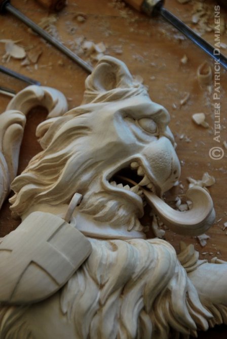 Heraldische leeuw (detail) | Beeldhouwwerk in lindehout 
