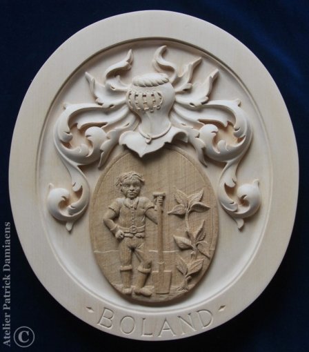 Het heraldisch wapen in hout van de familie BOLAND, (Zwitserland)