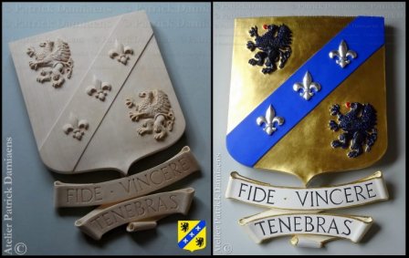 Houten familiewapenschild en een banier | Fide Vincere Tenebras 