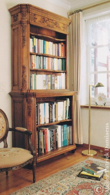 Kleine bibliotheekkast voorzien van ornamenten in Luikse stijl