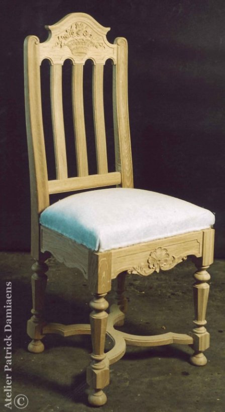 Luikse stoel met gepersonaliseerde ornamenten