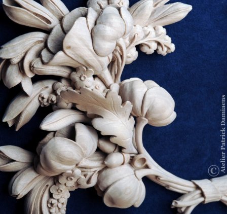 Ornamenten in Lindehout | Bas-reliëf snijwerk | houtsnijwerk