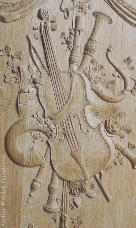 Trofee in hout met als thema Muziek | Sculpteerwerk voor boiserie