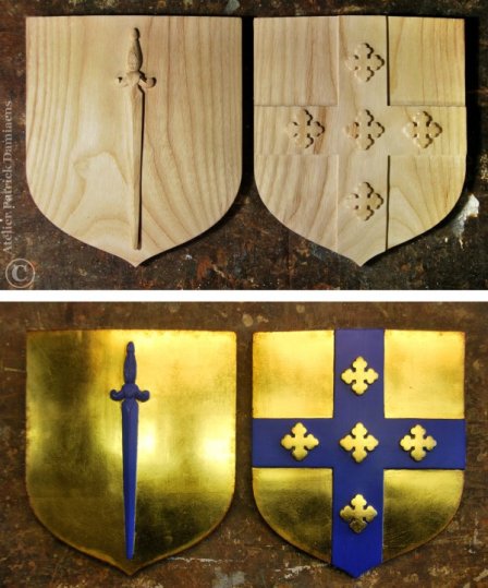 Twee kleine heraldische familiewapens in hout uitgevoerd (VS)
